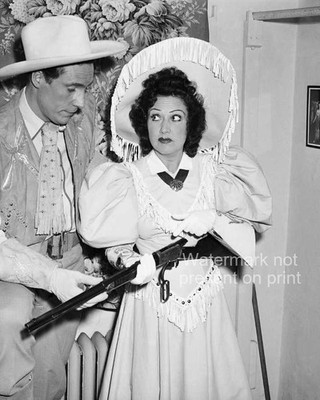 Ethel Merman Ray Middleton Photo 8x10 Annie Oakley Winchester Rifle 1946