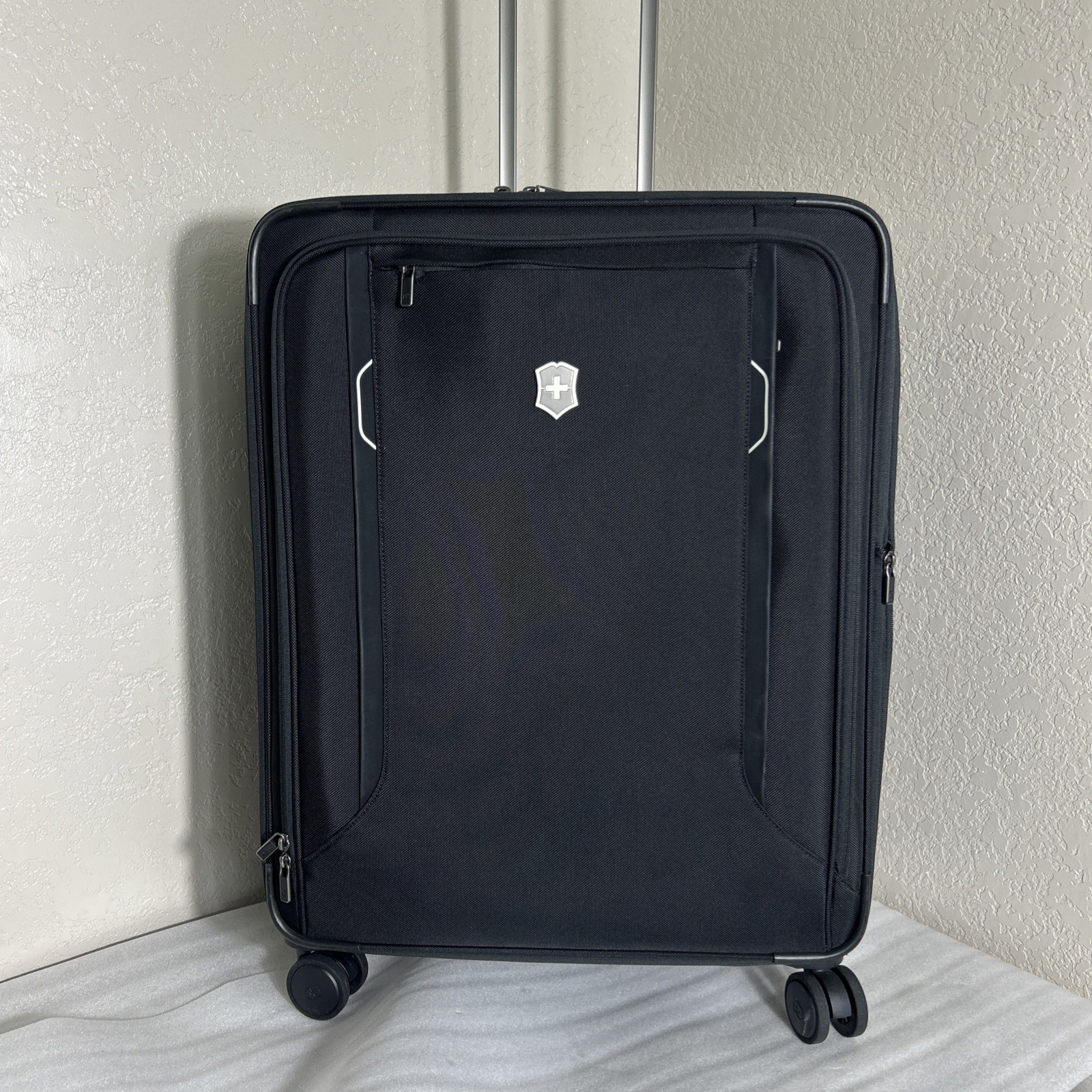 VICTORINOX Werks Traveller 6 Spinner Luggage