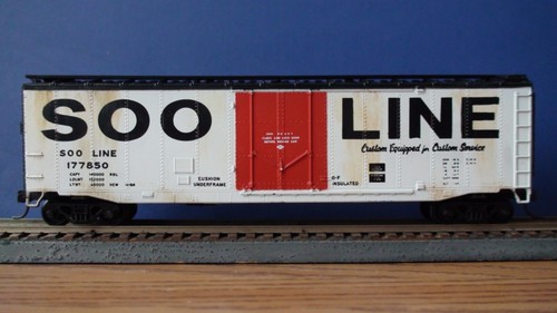 Coche de carga Soo Line Athearn HO 50' puerta enchufable #177850 con acopladores Kadee y es RTR | Zustand: Used