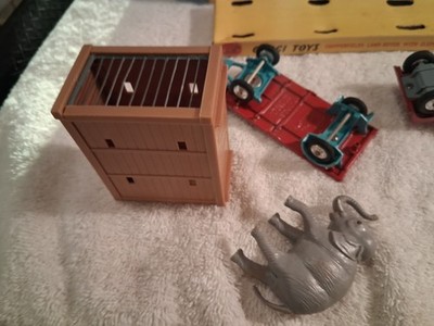 Corgi Gift Set 19 Chipperfields land Rover reproduction painted plastic elephant