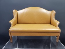 Divano vintage casa delle bambole in miniatura colore cammello in pelle D. Anne Ruff scala 1:12