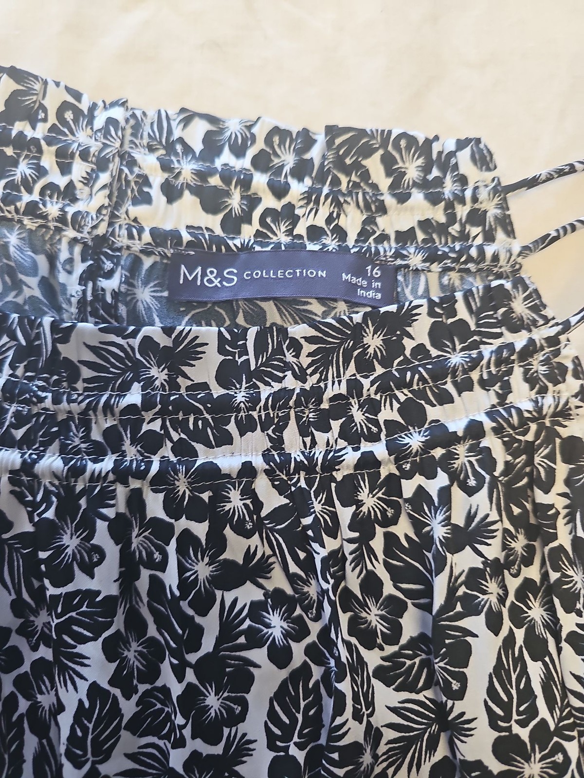 M&S Collection Black & White Floral Smocked Halter Top size 16 MM32 image 2