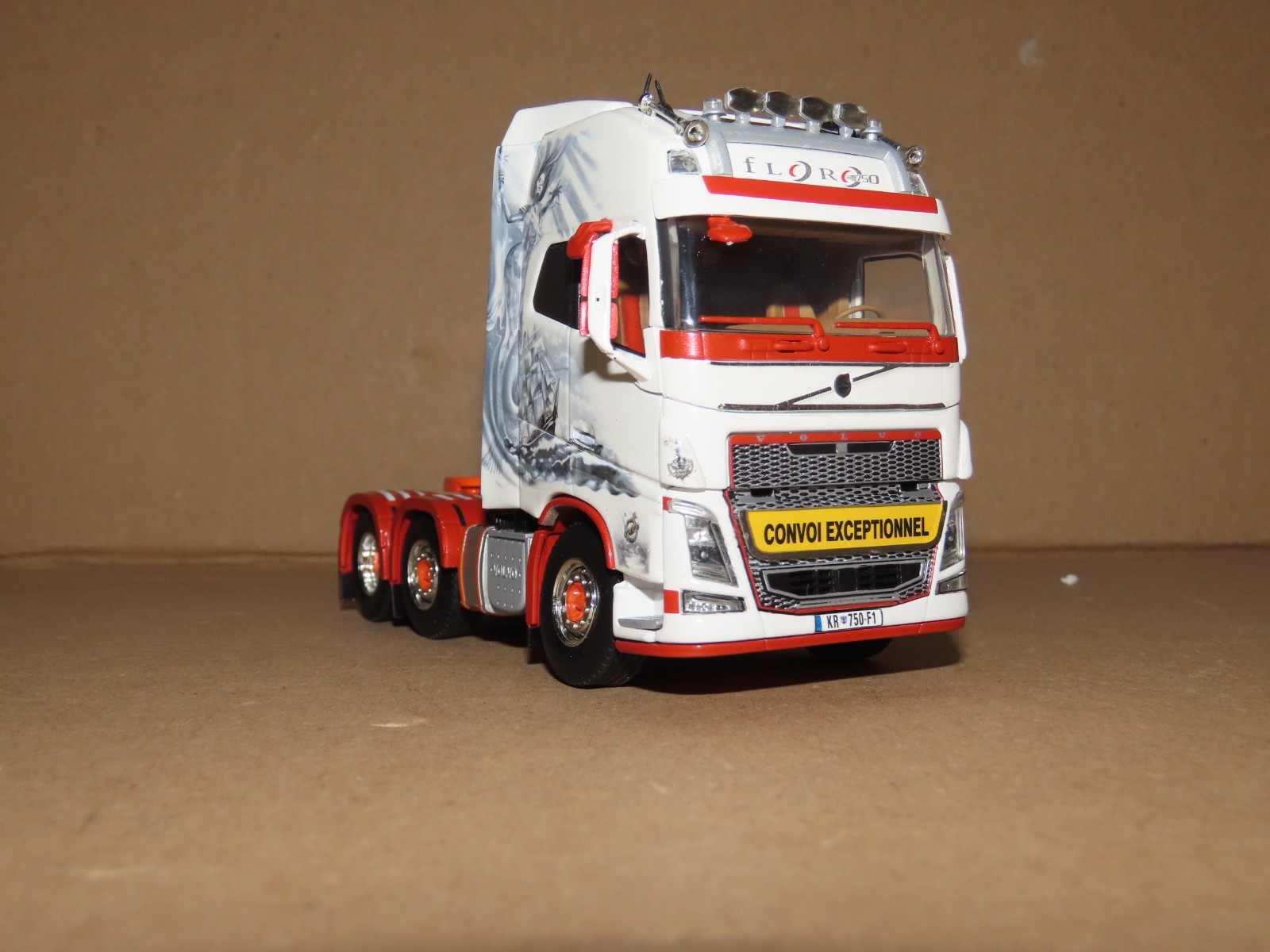 WSI FLORO 1.50 SCALE VOLVO FH4 GLOB XL 6X2 TWIN STEER 012540  (DISCONTINUED)