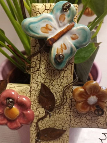 Glänzendes Emaille Keramik Glas wie schönes Kreuz mit Holz und Draht Materialien