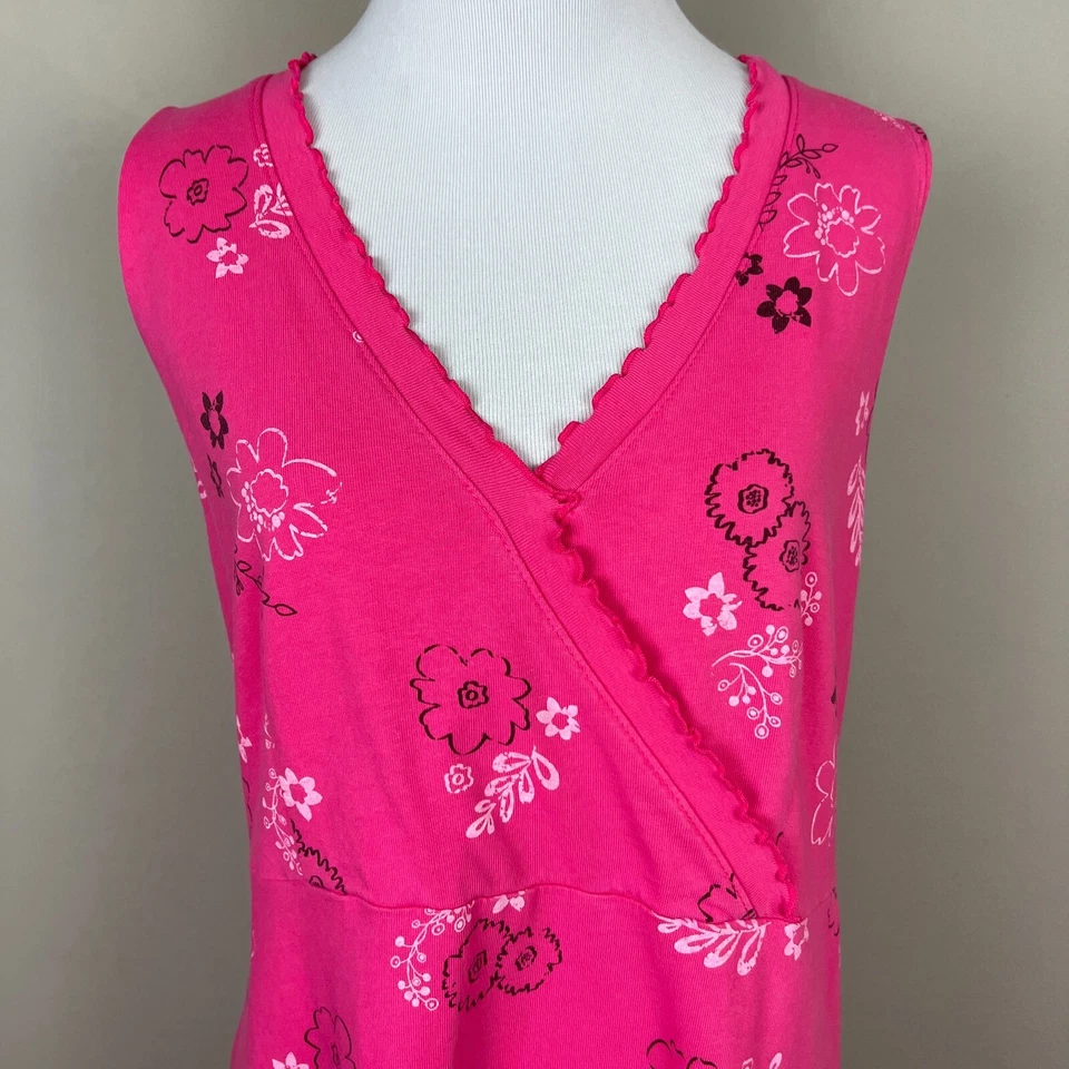 Vestido Fresh Produce Medio Rosa Floral Sobrepelliz Cuello en V Ribete de Lechuga 100% Algodón Foto 2 de 4