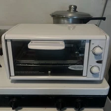 Black & Decker TRO201 Spacemaker Toast-R-Oven Classic Countertop Bakes Broils