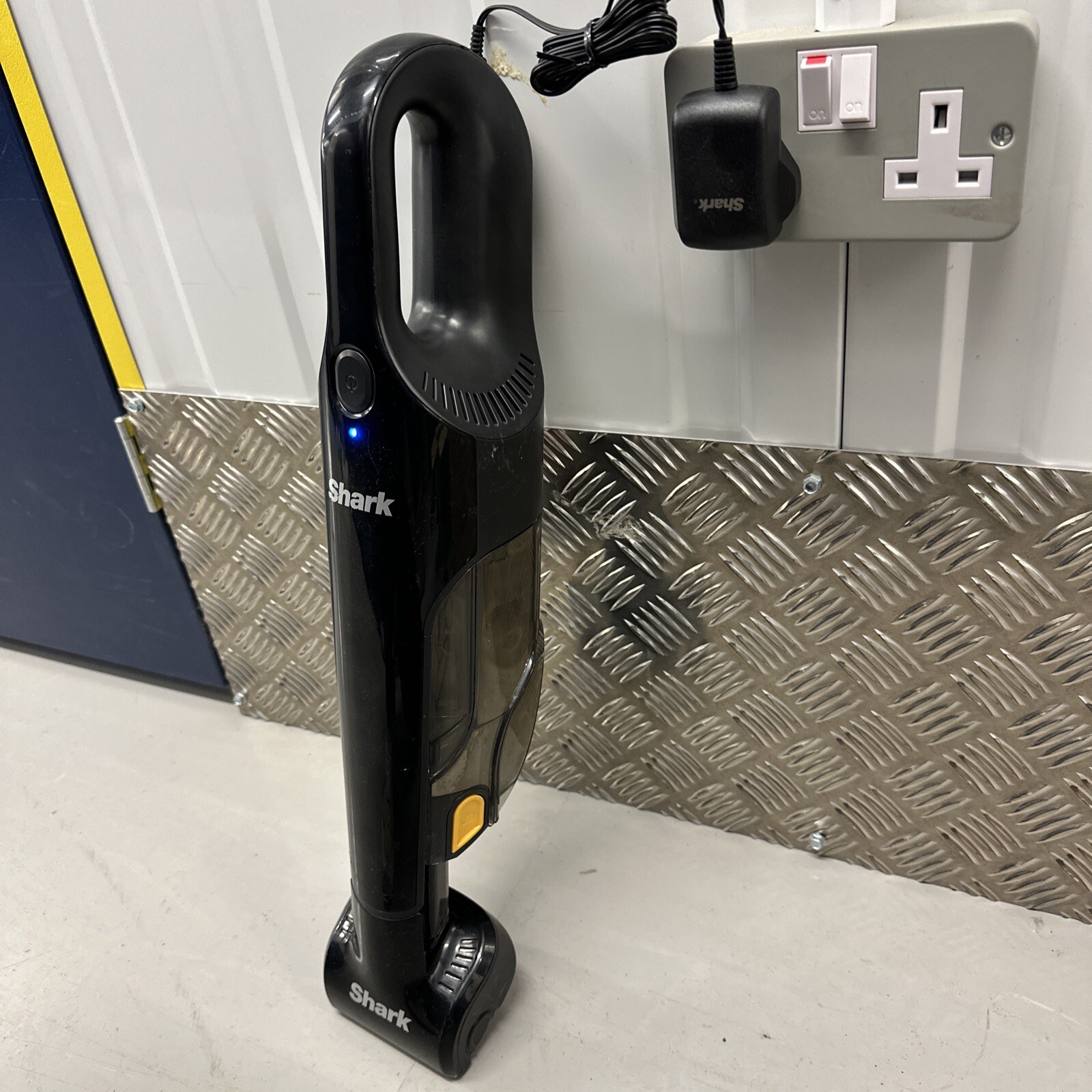 Shark Cordless Handheld Vacuum Cleaner Black (CH950UKT) 622356242196