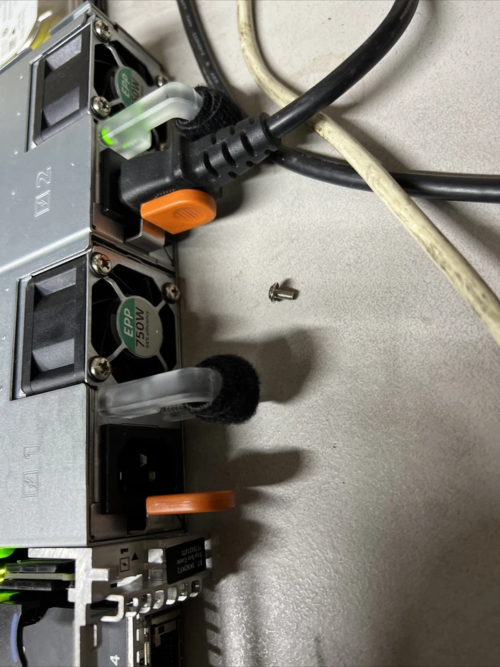 Dell PowerEdge R630 2 x E5-2640 V3 16 Cores 16GB RAM 8 x 2.5" SAS 1U Rack Server - Image 2 of 4