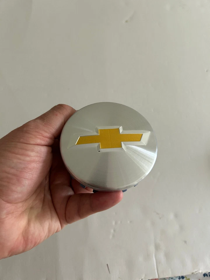 Tapa central de rueda Chevy plateada 4 piezas emblema dorado para Chevrolet Silverado Tahoe 14+ Foto 3 de 3