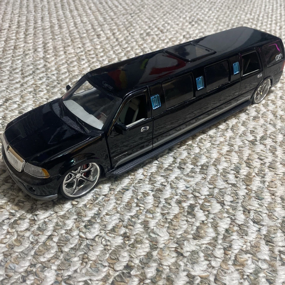 Limusina Lincoln Navigator diecast de lujo Maisto Playerz Foto 4 de 4