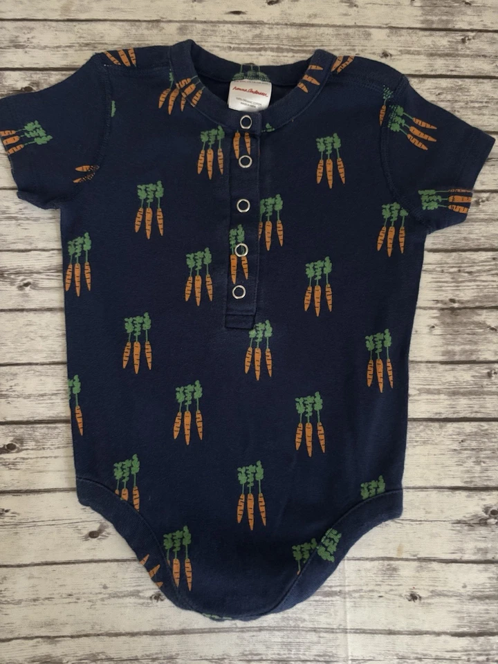 Body Henley bebé Hanna Andersson en zanahorias de algodón orgánico 12-18 meses Foto 2 de 4