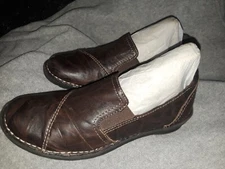 (SZ 6) Clarks Leather Bendable Style 39196 Closed Back Slip-on Comfort Clog Shoe