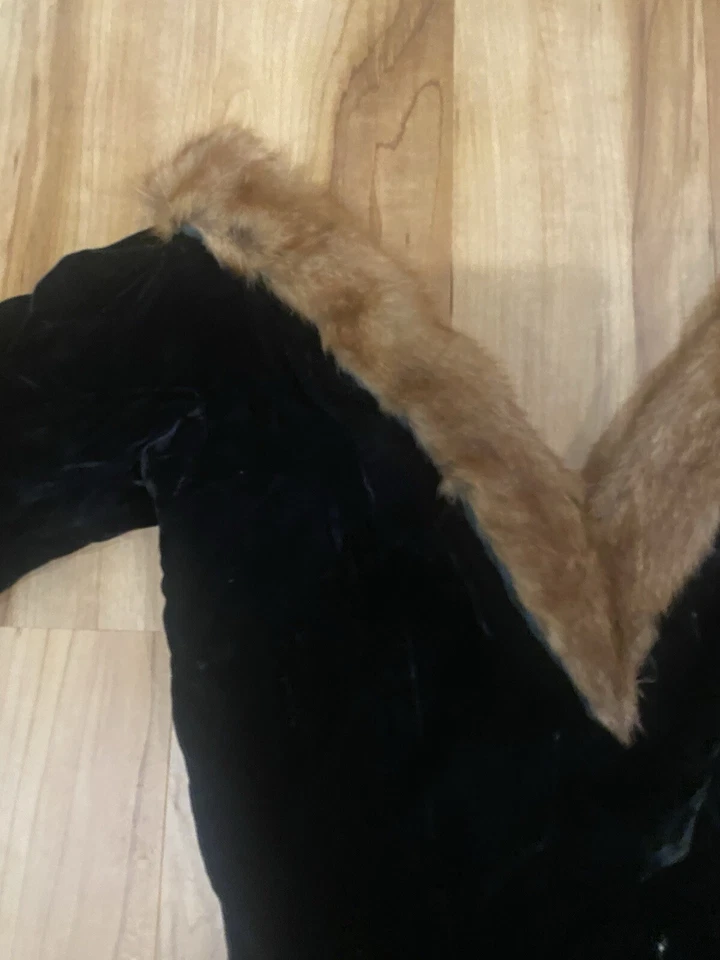 Vestido Suzy Perette de Colección Años 50 Negro Terciopelo Cuello de Piel Bajo en V Foto 2 de 4