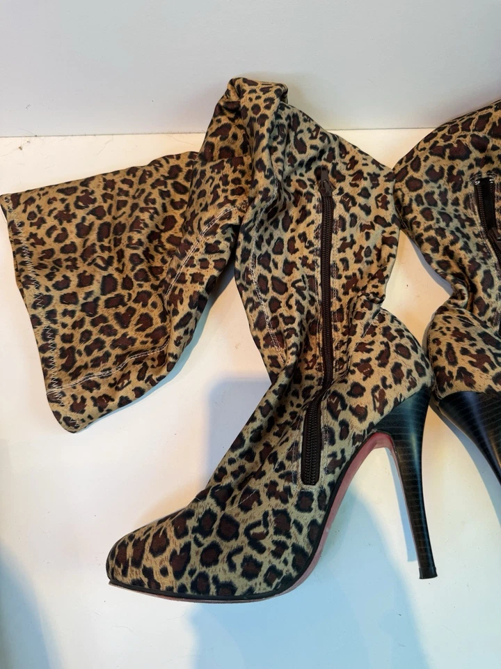 Botas de tacón con estampado de leopardo hasta el muslo 9 cremallera lateral Foto 2 de 4