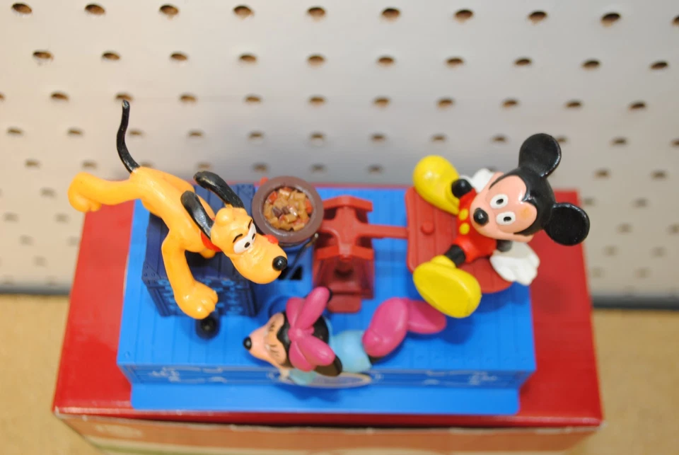 LGB 23010 Disney Mickey Mouse, Pluto, Minnie Mouse Powered Hand Car  *G-Scale* - Image 3 of 4