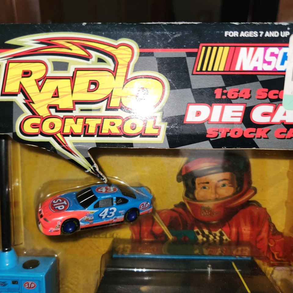 NEW Vintage 1:64 Racing Champions Richard Petty Radio Control Car - Imagem 4 de 4