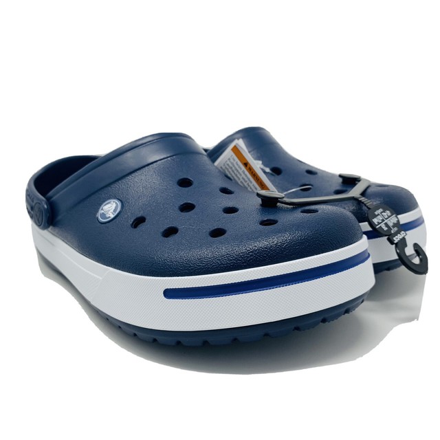 women's 8 in mens crocs