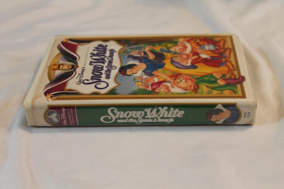Walt Disney's Snow White and the Seven Dwarfs Masterpiece VHS 1524 Clamshell - Image 4 of 4