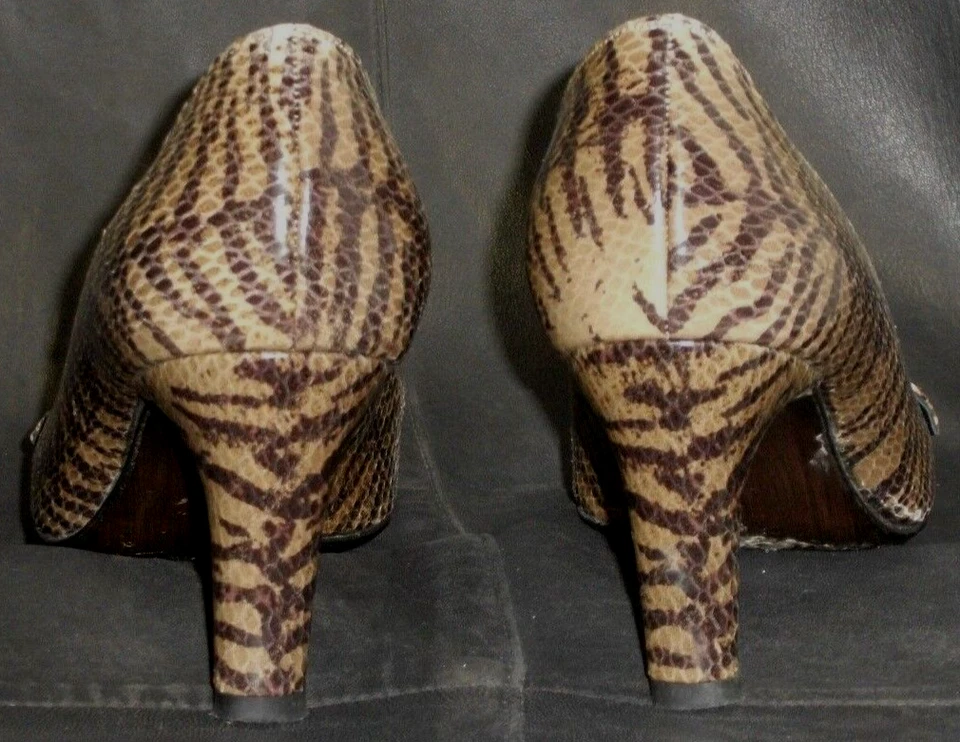 Stuart Weitzman women's snake print leather open peep toe pump shoes size 6 1/2M - Image 4 of 4
