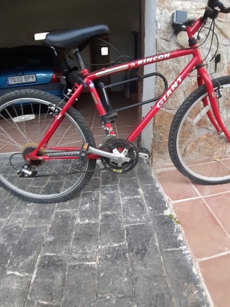 bicicleta Montaña color rojo marca Giant comprada en California.