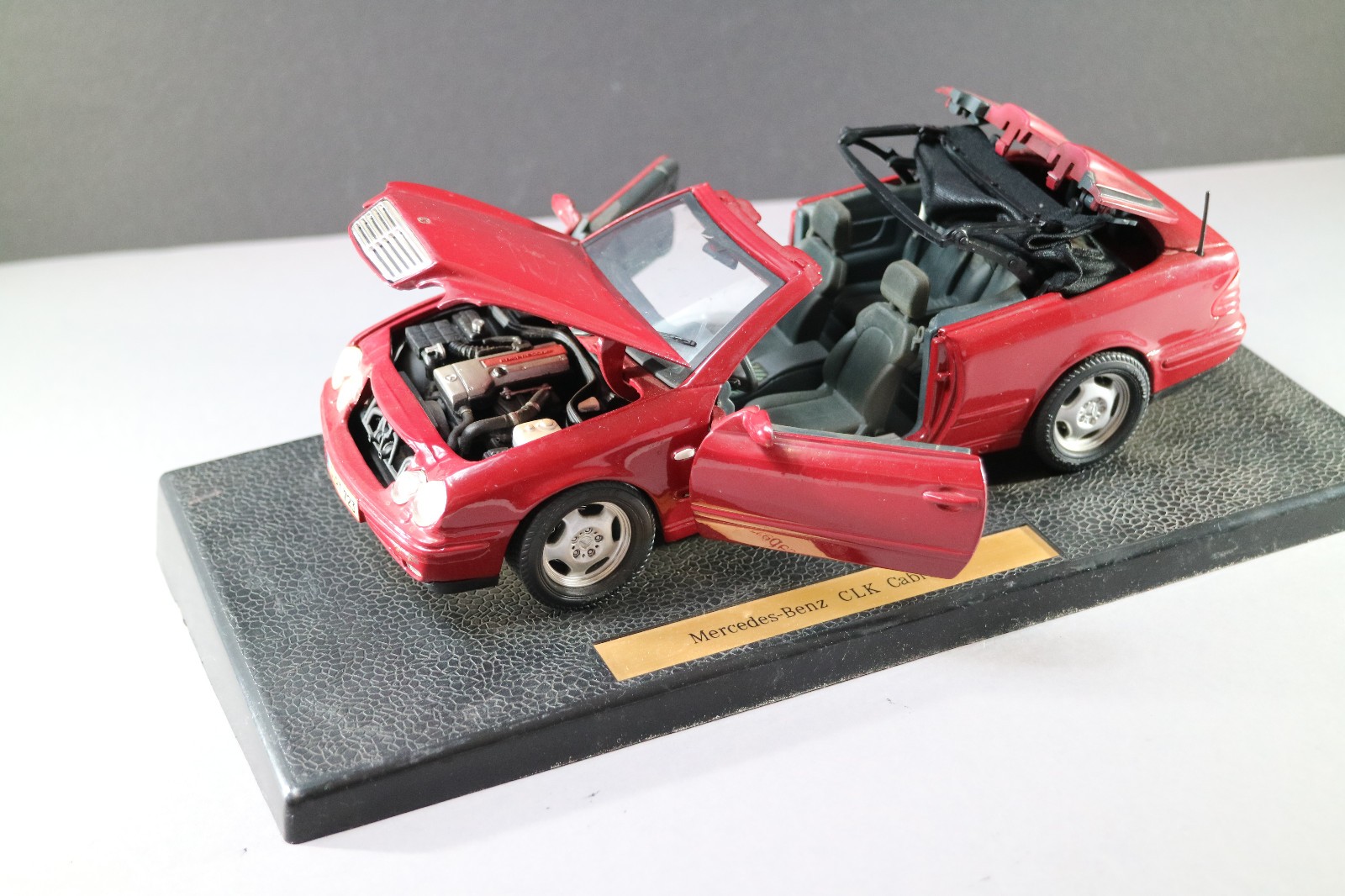 Mercedes-Benz CLK 320 W280 Cabriolet 1:18 Modellauto Rot Sockel Sammlermodell