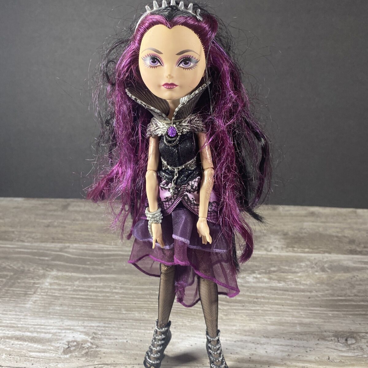 Boneca Ever After High Raven Queen