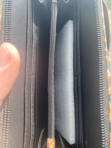 Cartera universal con estampado de guepardo con correa para muñeca y área de almacenamiento con cremallera - Imagen 5 de 5