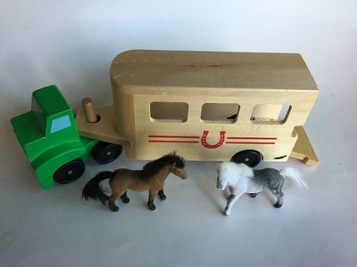 melissa and doug horse carrier