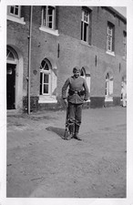 Photo recrue soldat allemand en uniforme avec poches munitions fusil