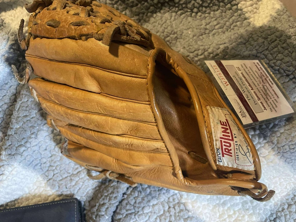 Eaton's 'TruLine 2511" Jr Pro Baseball Glove  Gordie Howe endorsed signed JSA - Image 4 of 4