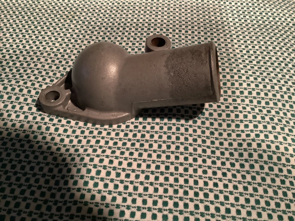 Carcasa de 1 termostato #3877660 OEM Chevrolet, Camaro, Chevelle, Nova 1966-1973 Foto 2 de 4