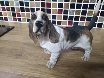 Leonardo Collection 'Bassett Hound' Figurine. 5'' Tall. 6'' Wide. G.C.
