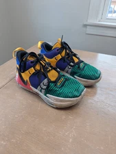 Nike LeBron Witness VII Sneakers Big Kid's size 4.5Y green colorful basketball