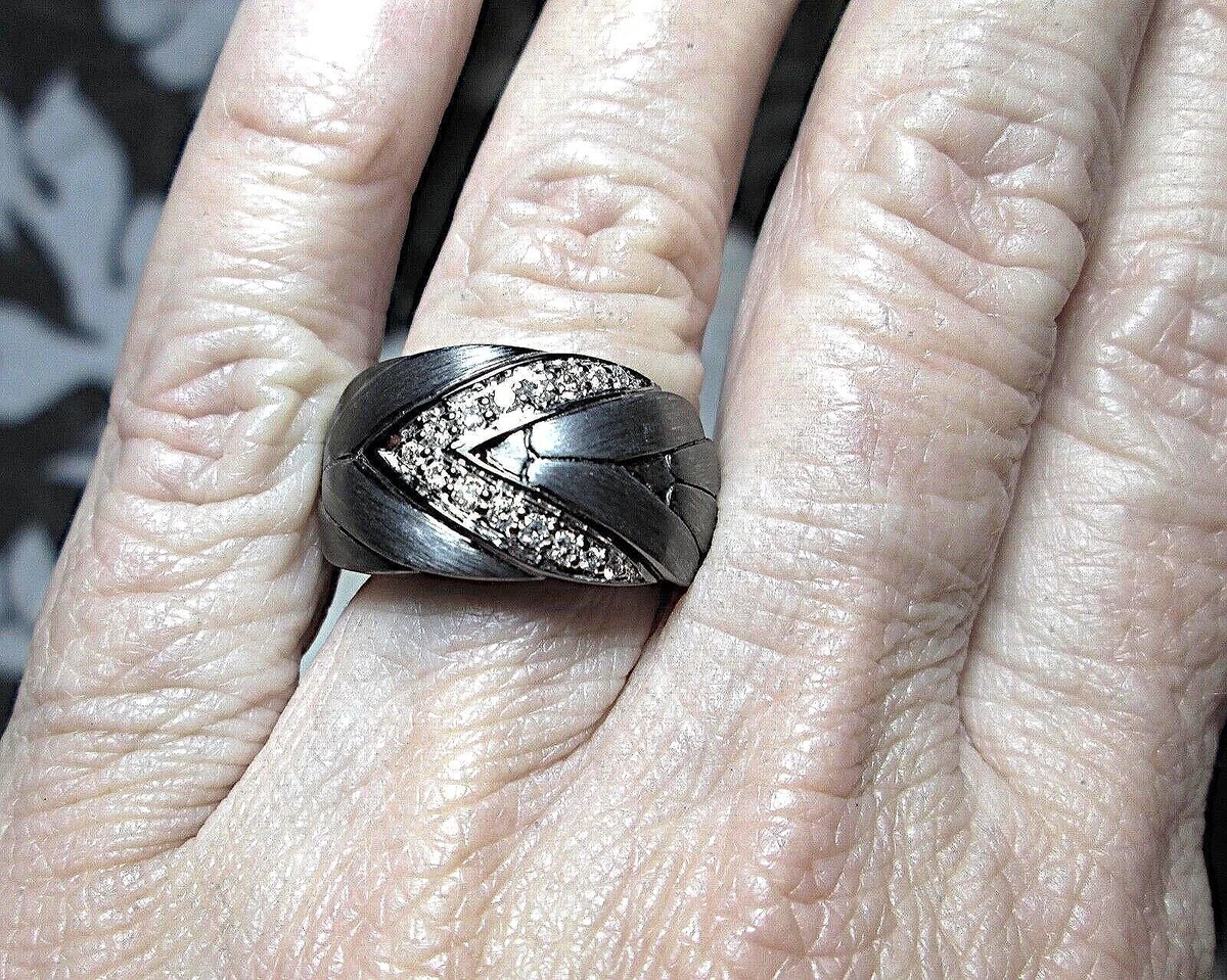 Black diamond 2024 chevron ring