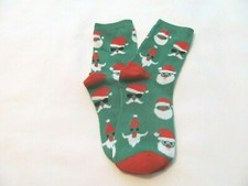 NWOT WOMEN'S SIZE 4-10 SHOE SIZE CHRISTMAS ANKLE SOCKS -- GREEN W/ SANTA FACES