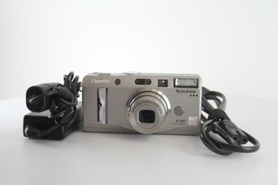 FUJIFILM FinePix F700 コンパクトデジタルカメラ Vtg Fujifilm FinePix F700 Super CCD 6.2 MP Compact Camera - Silver