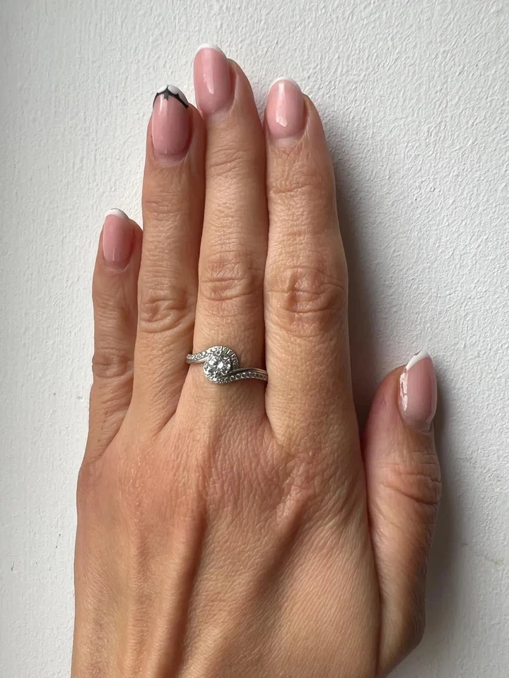 9ct White Gold Ring Cubic Zirconia Stones Full UK Hallmark Ring Size O 1/2 - Image 3 of 4