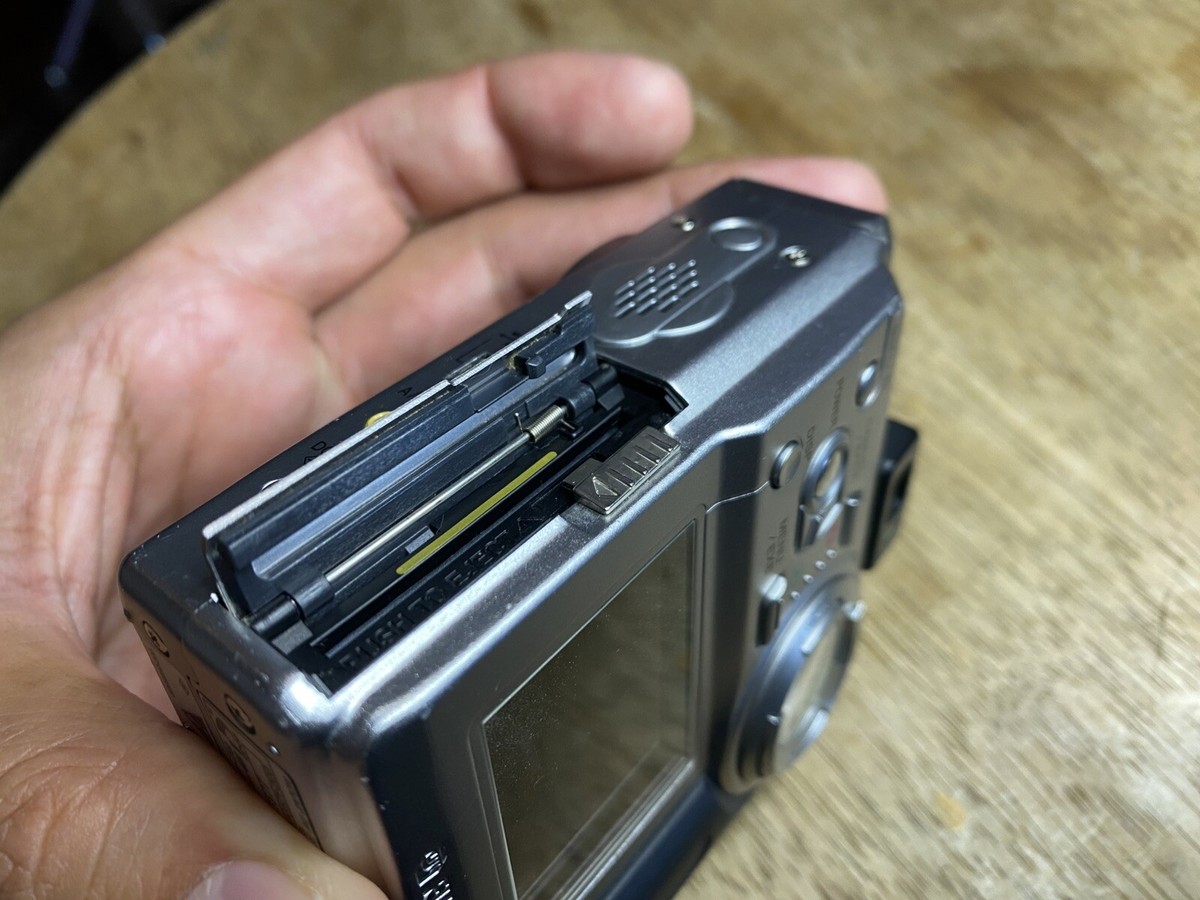 FUJIFILM Fuji FinePix 4700z Compact Digital Camera Silver TESTED