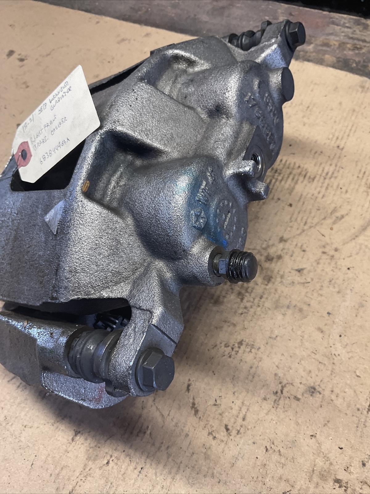 18-21 Jeep Wrangler Gladiator Right Front Brake Caliper 68384496AA 