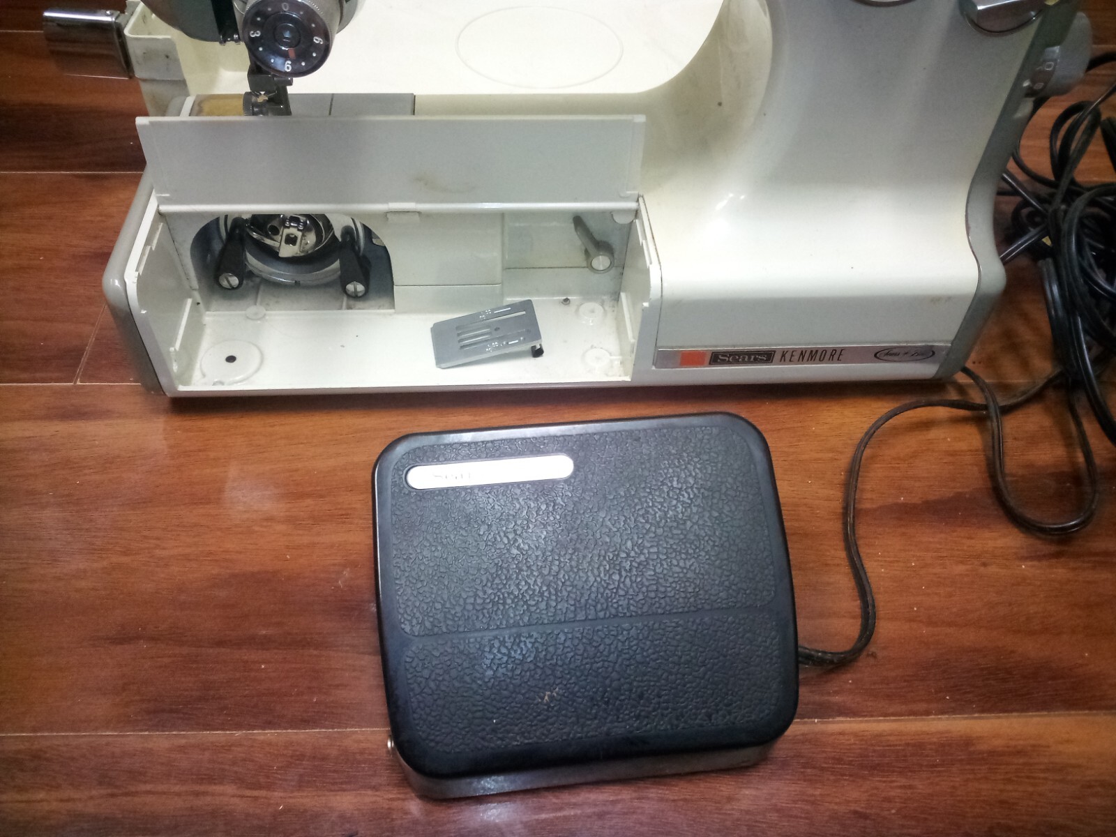 Vintage Sears Kenmore 158.10400 1040 Portable Sewing Machine w/Hard