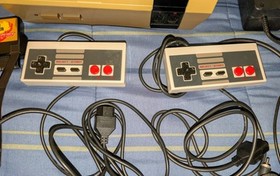 Nintendo Nes Original Console NES-001 Zapper 2 Controllers Game GENIE Tested