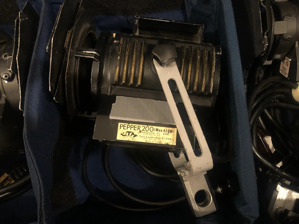 Kit de luces LTM (5 piezas) 3-420w, 2-100w, con soportes de luz para puertas de granero, bombillas y estuche Foto 4 de 4