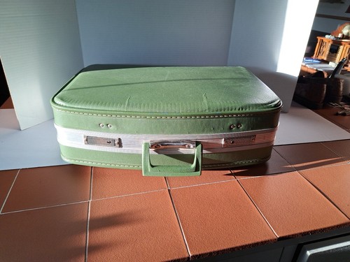 Vtg 1950's-60s Avocado Green Suitcase Medium Size (15x20x6 in) Scuffs & Scrapes - Picture 3 of 19