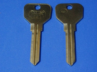 TWO CLASSIC TRIUMPH MG KEY BLANKS LOCKSMITH VINTAGE AUTO MG1 M81G UN4 BRASS