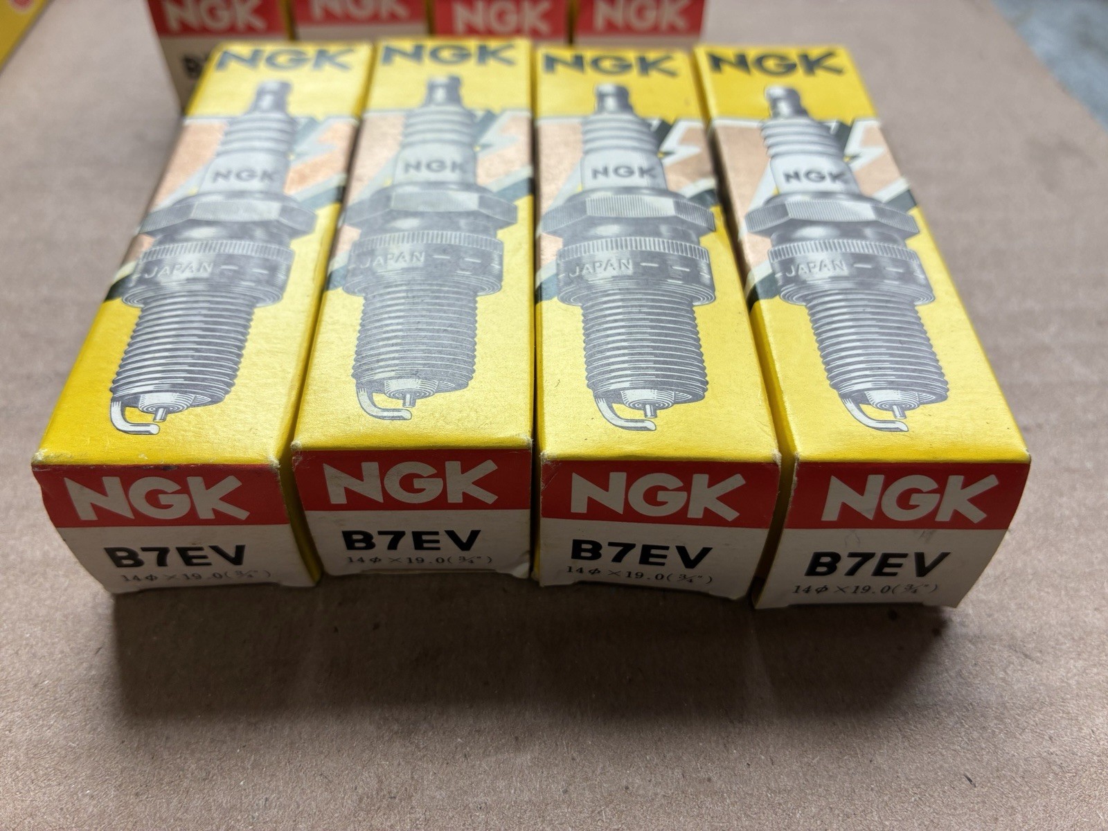 Spark plug NGK  B7EV