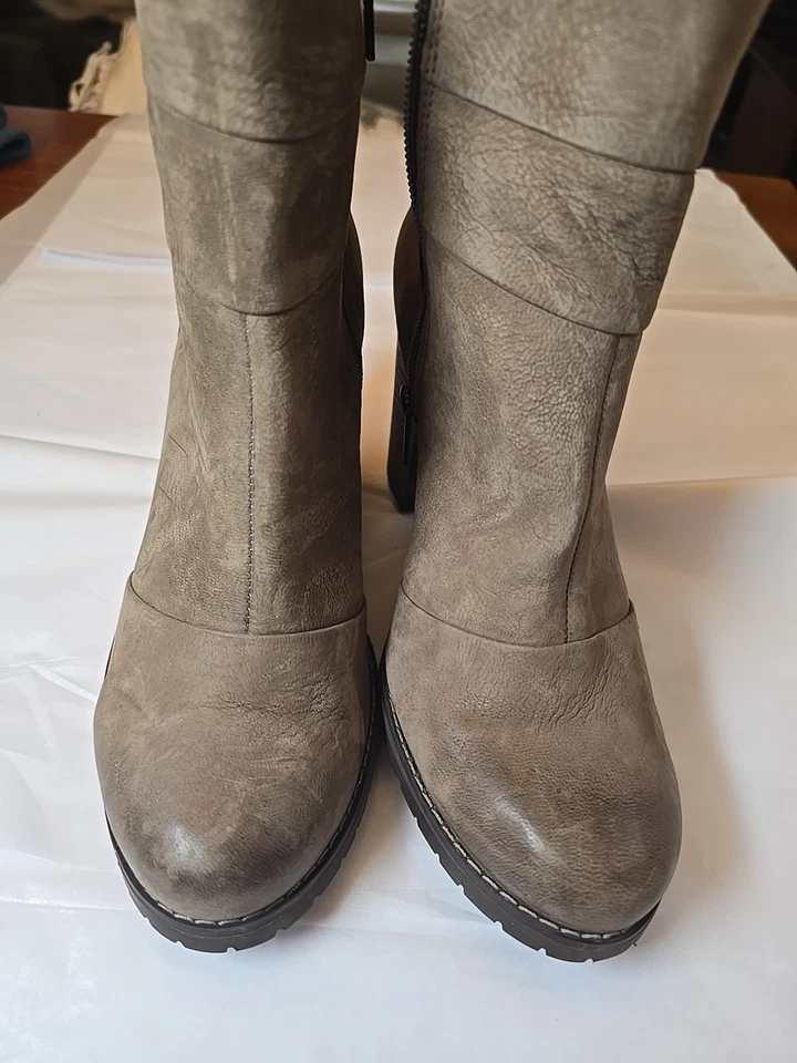 Botines Clarks de cuero para mujer beige talla 7,5 con tacón bloque de 3 pulgadas Foto 2 de 4