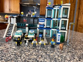 LEGO City: Police Station (7498), Retired Complete w/ Manual, Minifigs & Box, 