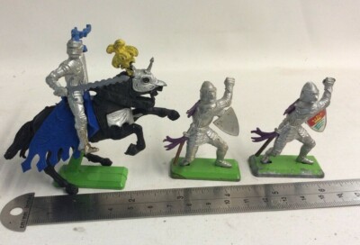 Britains Deetail Knights 1 auf Pferd + 2 andere