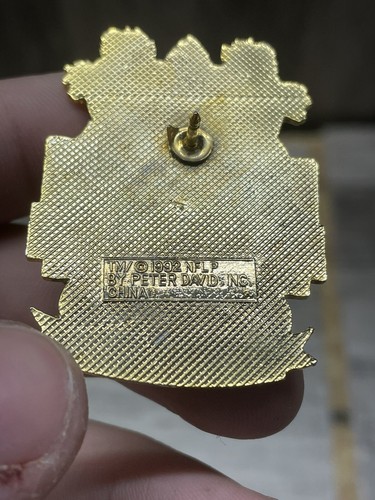 Gold Tone Pin w/ 1993 Super Bowl XXVII Rose Bowl DAL/BUF Pasadena Peter David A7 - Picture 3 of 3