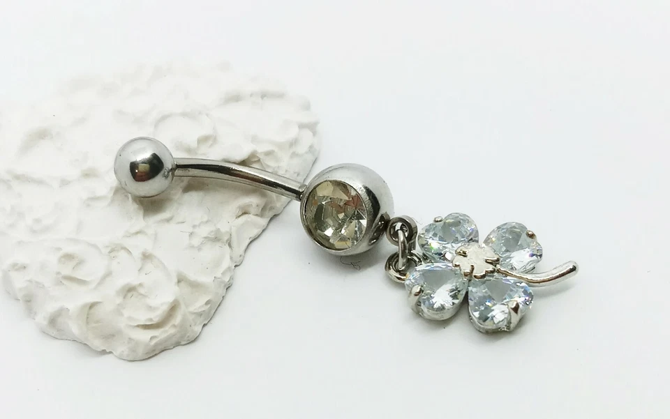Piercing da ombelico banana in acciaio con quadrifoglio argento zirconi bianchi - Immagine 4 di 4